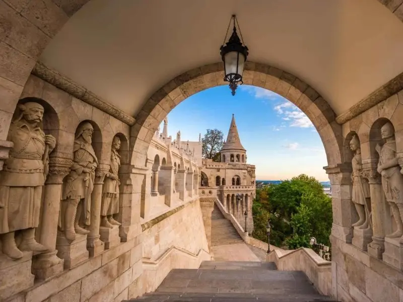Nh&agrave; thờ Matthias: H&agrave;nh tr&igrave;nh kh&aacute;m ph&aacute; di sản lịch sử của Budapest 8