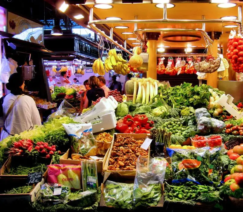 Phố đi bộ La Rambla: Tr&aacute;i tim s&ocirc;i động của Barcelona 3