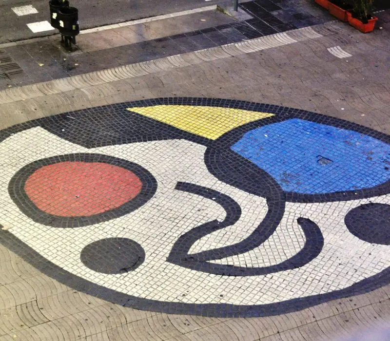 Phố đi bộ La Rambla: Tr&aacute;i tim s&ocirc;i động của Barcelona 4