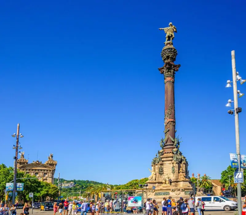 Phố đi bộ La Rambla: Tr&aacute;i tim s&ocirc;i động của Barcelona 6