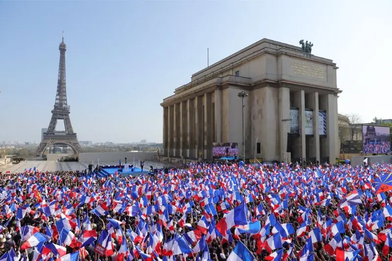 Quảng trường Trocadero chứng nh&acirc;n lịch sử nơi tr&aacute;i tim thủ đ&ocirc; Paris 6
