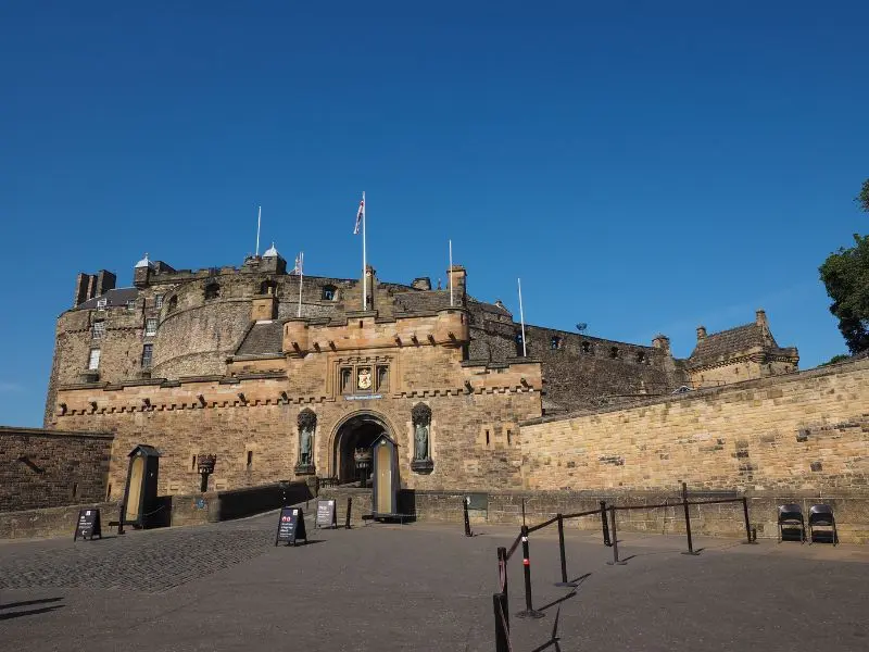 Tham quan l&acirc;u đ&agrave;i Edinburgh tr&aacute;ng lệ bậc nhất xứ Scotland 7