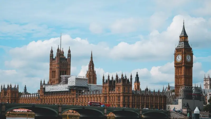 Thưởng ngoạn Đồng hồ Big Ben, c&ocirc;ng tr&igrave;nh trầm lắng b&ecirc;n d&ograve;ng s&ocirc;ng Thames 11