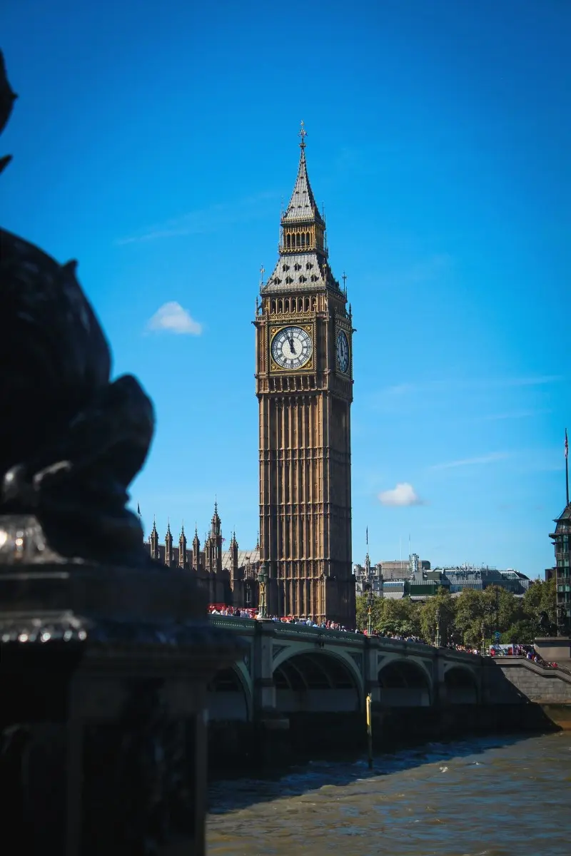 Thưởng ngoạn Đồng hồ Big Ben, c&ocirc;ng tr&igrave;nh trầm lắng b&ecirc;n d&ograve;ng s&ocirc;ng Thames 12