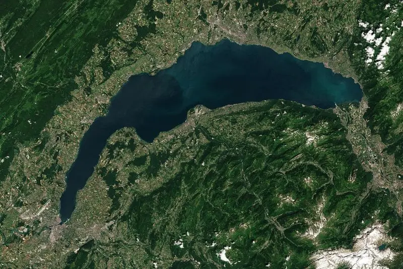 Thưởng ngoạn hồ Geneva vi&ecirc;n ngọc b&iacute;ch n&eacute;p m&igrave;nh b&ecirc;n d&atilde;y n&uacute;i Alps 3
