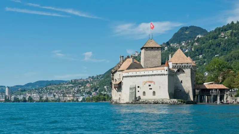 Thưởng ngoạn hồ Geneva vi&ecirc;n ngọc b&iacute;ch n&eacute;p m&igrave;nh b&ecirc;n d&atilde;y n&uacute;i Alps 10
