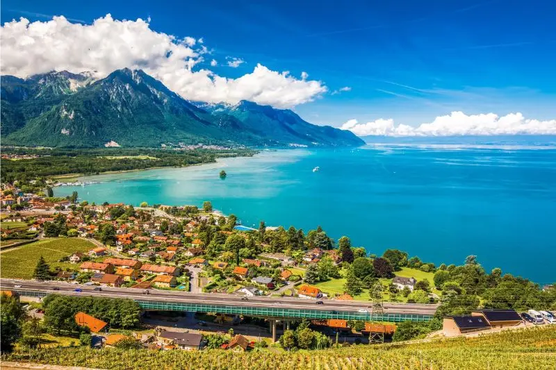 Thưởng ngoạn hồ Geneva vi&ecirc;n ngọc b&iacute;ch n&eacute;p m&igrave;nh b&ecirc;n d&atilde;y n&uacute;i Alps 2