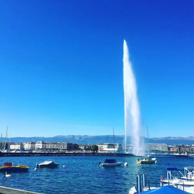 Thưởng ngoạn hồ Geneva vi&ecirc;n ngọc b&iacute;ch n&eacute;p m&igrave;nh b&ecirc;n d&atilde;y n&uacute;i Alps 9