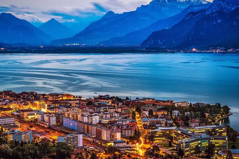 Thưởng ngoạn hồ Geneva vi&ecirc;n ngọc b&iacute;ch n&eacute;p m&igrave;nh b&ecirc;n d&atilde;y n&uacute;i Alps 11