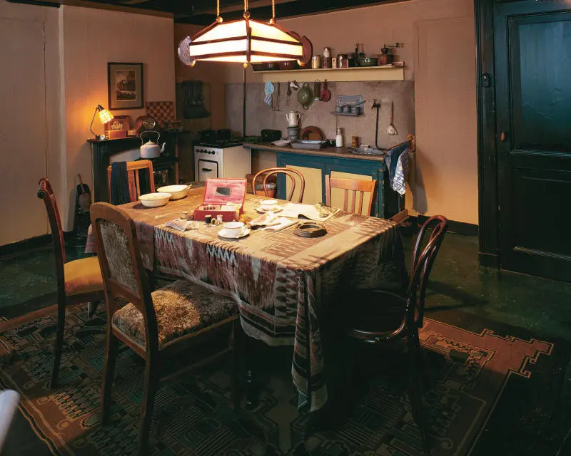 V&eacute;n bức m&agrave;n b&iacute; mật tại Bảo t&agrave;ng Anne Frank House 8
