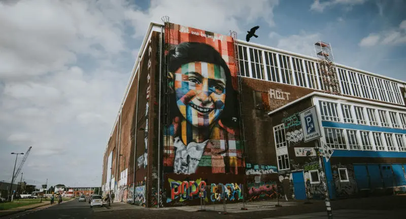 V&eacute;n bức m&agrave;n b&iacute; mật tại Bảo t&agrave;ng Anne Frank House 6