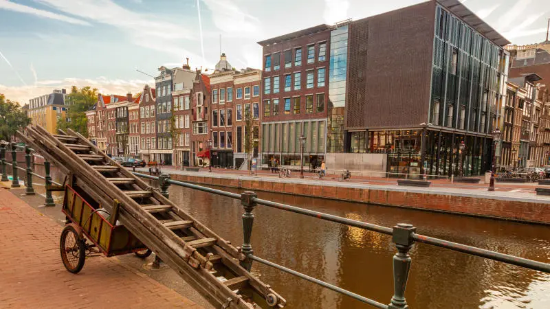 V&eacute;n bức m&agrave;n b&iacute; mật tại Bảo t&agrave;ng Anne Frank House 9