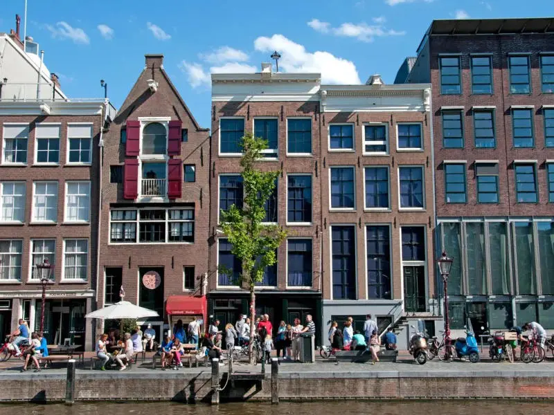 V&eacute;n bức m&agrave;n b&iacute; mật tại Bảo t&agrave;ng Anne Frank House 3