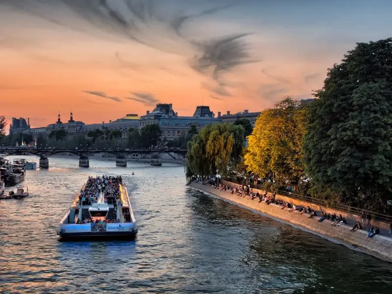 Vi vu tr&ecirc;n d&ograve;ng s&ocirc;ng Seine thơ mộng giữa kinh đ&ocirc; Paris 2