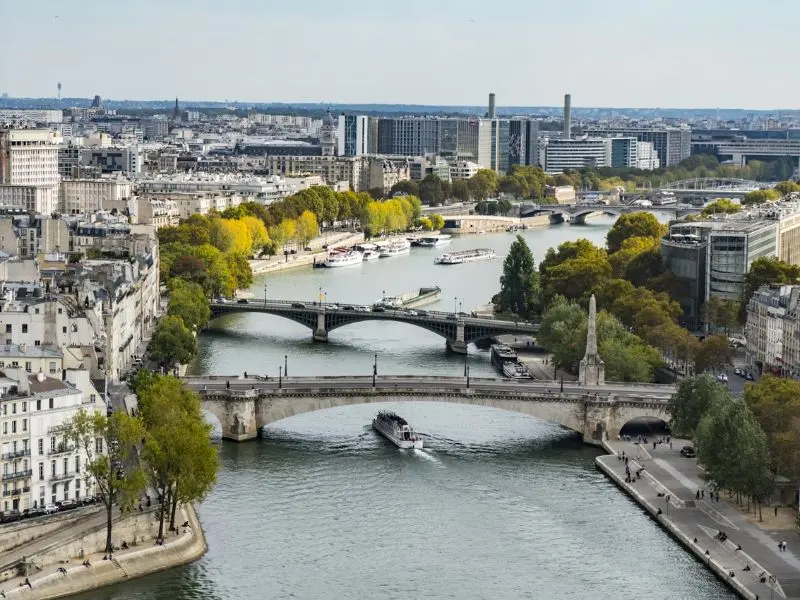 Vi vu tr&ecirc;n d&ograve;ng s&ocirc;ng Seine thơ mộng giữa kinh đ&ocirc; Paris 8