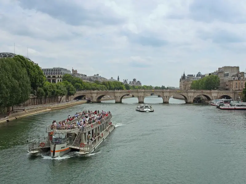 Vi vu tr&ecirc;n d&ograve;ng s&ocirc;ng Seine thơ mộng giữa kinh đ&ocirc; Paris 6