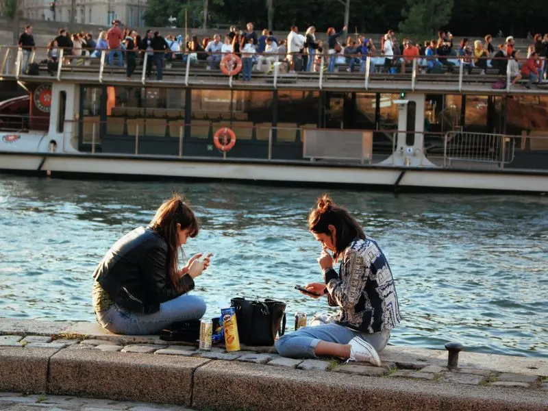 Vi vu tr&ecirc;n d&ograve;ng s&ocirc;ng Seine thơ mộng giữa kinh đ&ocirc; Paris 10