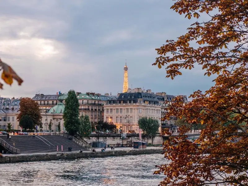 Vi vu tr&ecirc;n d&ograve;ng s&ocirc;ng Seine thơ mộng giữa kinh đ&ocirc; Paris 5