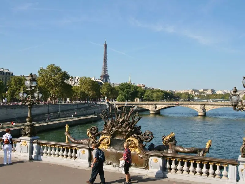 Vi vu tr&ecirc;n d&ograve;ng s&ocirc;ng Seine thơ mộng giữa kinh đ&ocirc; Paris 7
