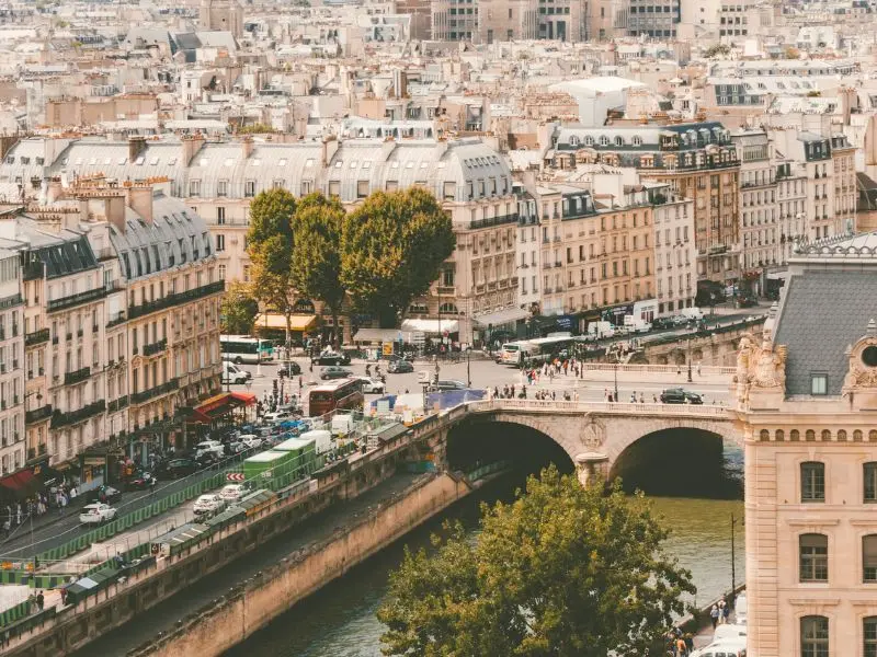 Vi vu tr&ecirc;n d&ograve;ng s&ocirc;ng Seine thơ mộng giữa kinh đ&ocirc; Paris 3