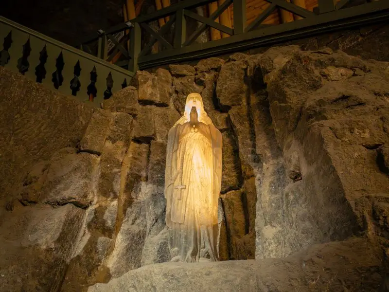 Wieliczka, mỏ muối 700 năm tuổi đầy độc đ&aacute;o của Ba Lan 6