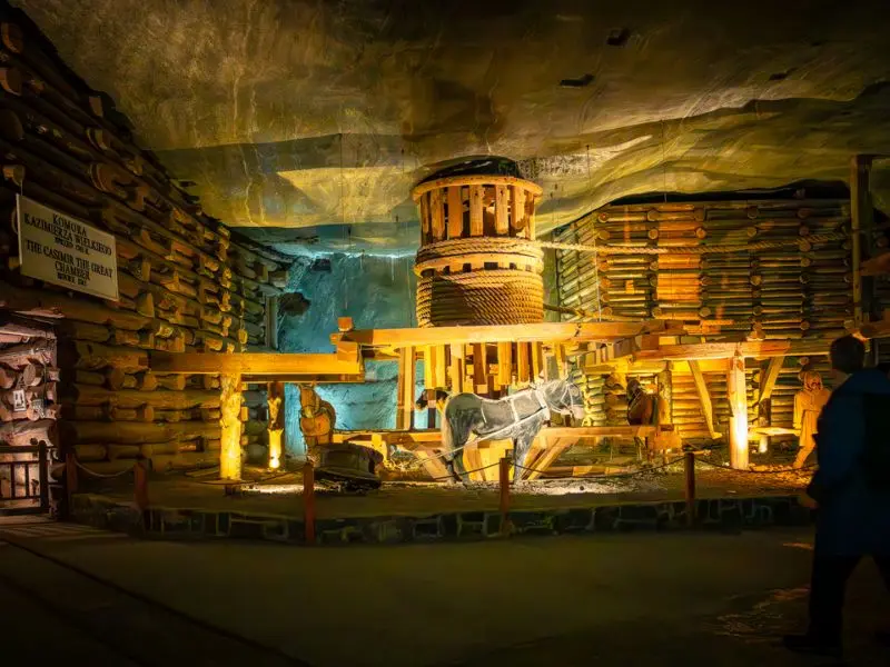Wieliczka, mỏ muối 700 năm tuổi đầy độc đ&aacute;o của Ba Lan 8