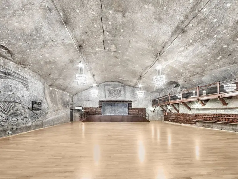 Wieliczka, mỏ muối 700 năm tuổi đầy độc đ&aacute;o của Ba Lan 16