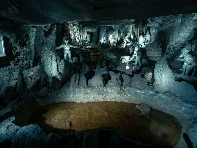 Wieliczka, mỏ muối 700 năm tuổi đầy độc đ&aacute;o của Ba Lan 12