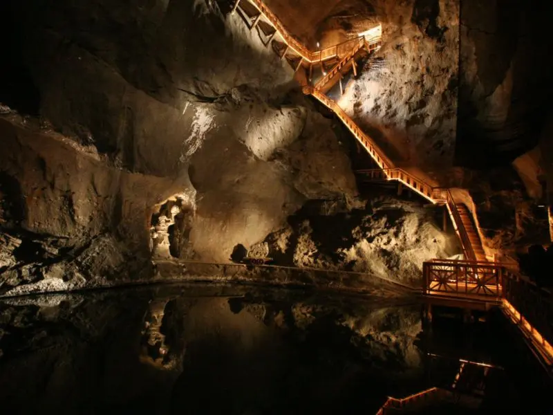 Wieliczka, mỏ muối 700 năm tuổi đầy độc đ&aacute;o của Ba Lan 14