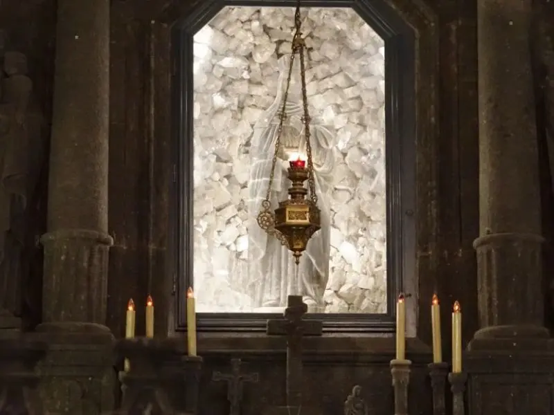 Wieliczka, mỏ muối 700 năm tuổi đầy độc đ&aacute;o của Ba Lan 10