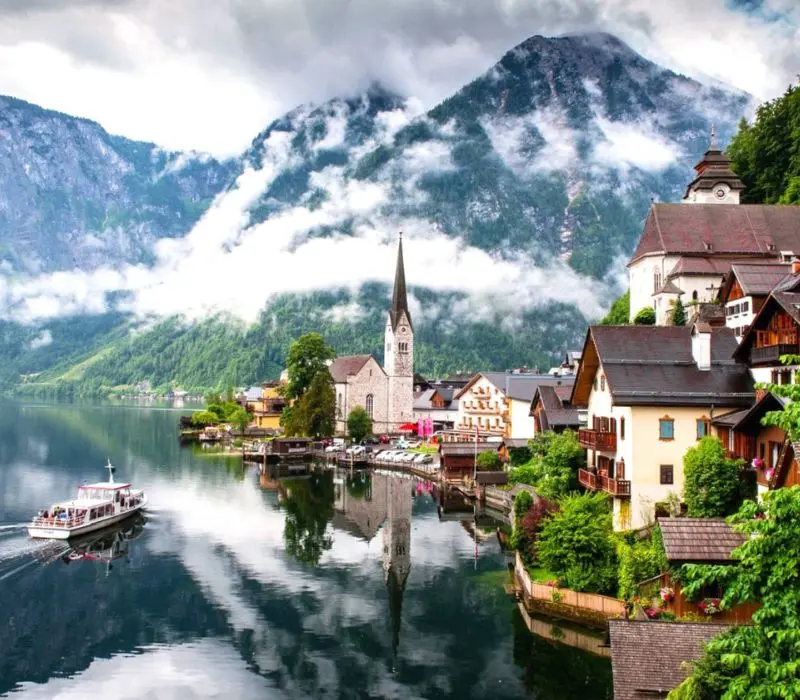 Hallstatt, thị trấn ven hồ đẹp nhất thế giới tại Áo