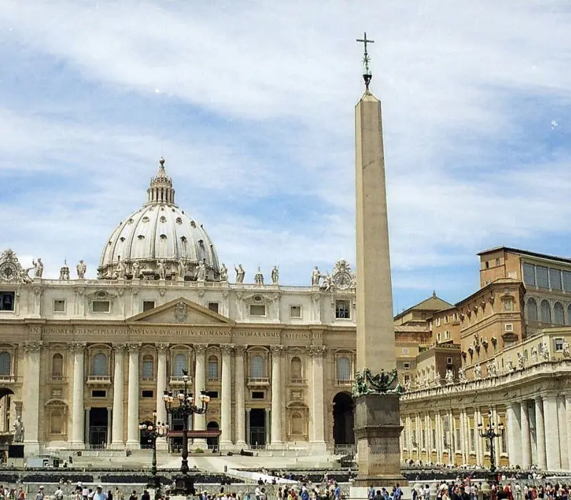 Quảng trường Thánh Phêrô lộng lẫy tựa trái tim của Vatican