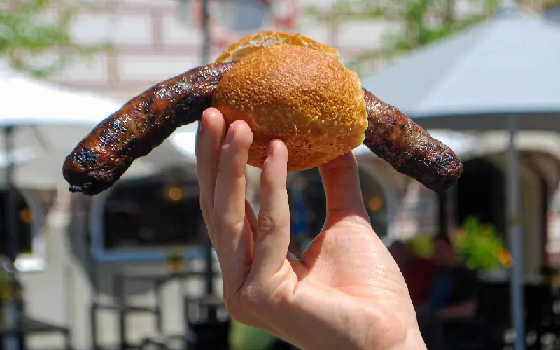 Bratwurst l&agrave; g&igrave;? Kh&aacute;m ph&aacute; m&oacute;n x&uacute;c x&iacute;ch Đức nổi danh to&agrave;n cầu 3