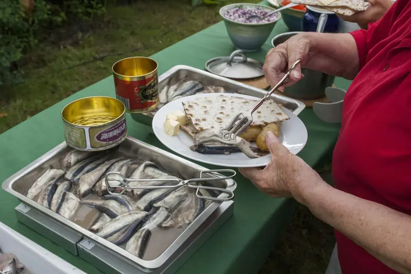 C&aacute; tr&iacute;ch thối Surstr&ouml;mming đặc sản đ&aacute;ng sợ của Thụy Điển 5