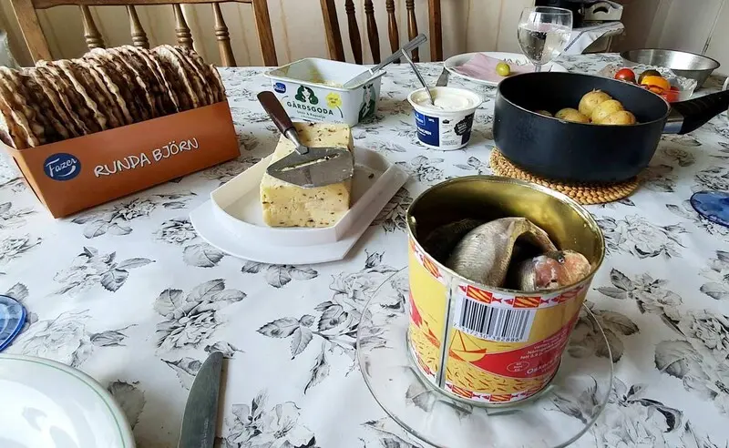 C&aacute; tr&iacute;ch thối Surstr&ouml;mming đặc sản đ&aacute;ng sợ của Thụy Điển 6