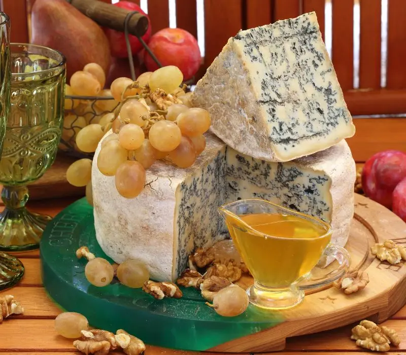 Chinh phục vị gi&aacute;c với Gorgonzola: Ph&ocirc; mai xanh trứ danh của &Yacute; 10