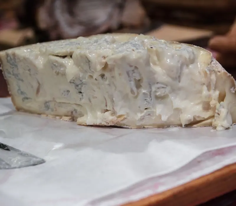 Chinh phục vị gi&aacute;c với Gorgonzola: Ph&ocirc; mai xanh trứ danh của &Yacute; 11