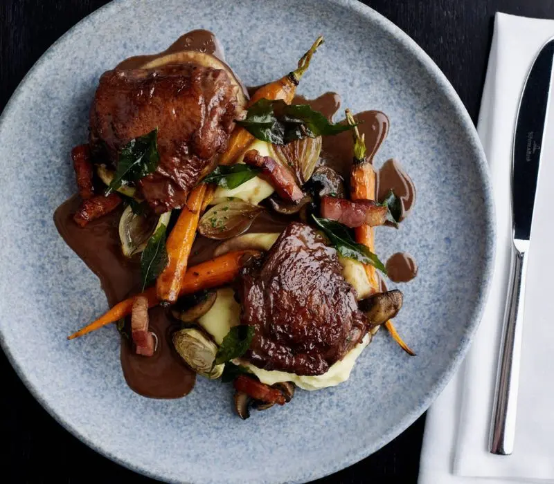 Coq au Vin: M&oacute;n g&agrave; hầm vang đỏ kinh điển nước Ph&aacute;p 5