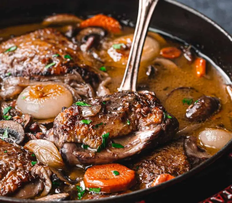 Coq au Vin: M&oacute;n g&agrave; hầm vang đỏ kinh điển nước Ph&aacute;p 4