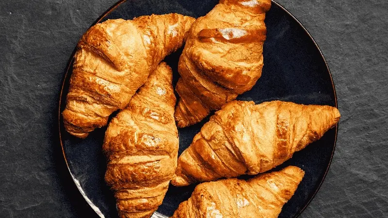 Croissant: Tinh hoa nước Ph&aacute;p trong từng lớp vỏ gi&ograve;n tan 2