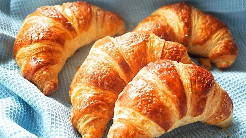 Croissant: Tinh hoa nước Ph&aacute;p trong từng lớp vỏ gi&ograve;n tan 3