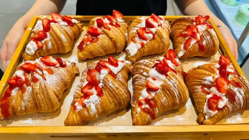 Croissant: Tinh hoa nước Ph&aacute;p trong từng lớp vỏ gi&ograve;n tan 6