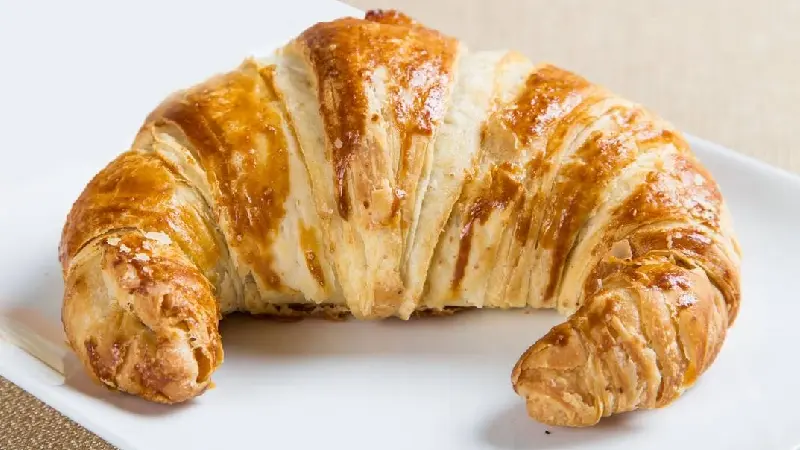 Croissant: Tinh hoa nước Ph&aacute;p trong từng lớp vỏ gi&ograve;n tan 4