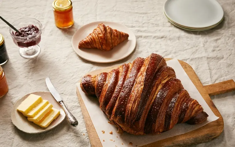 Croissant: Tinh hoa nước Ph&aacute;p trong từng lớp vỏ gi&ograve;n tan 18
