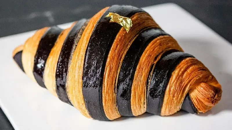 Croissant: Tinh hoa nước Ph&aacute;p trong từng lớp vỏ gi&ograve;n tan 7