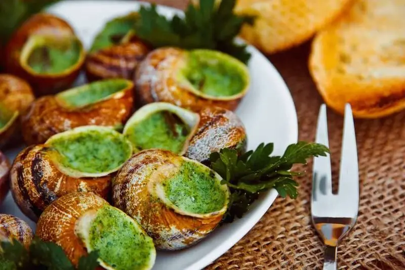 Escargot, m&oacute;n ốc s&ecirc;n tinh hoa của ẩm thực Ph&aacute;p cổ điển 9