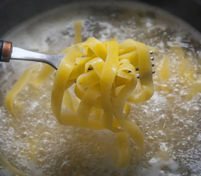 Fettuccine, kh&aacute;m ph&aacute; hương vị tinh tế của m&oacute;n m&igrave; &Yacute; nổi tiếng 7