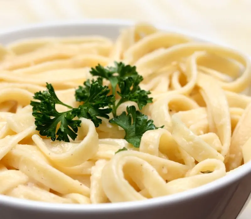 Fettuccine, kh&aacute;m ph&aacute; hương vị tinh tế của m&oacute;n m&igrave; &Yacute; nổi tiếng 8