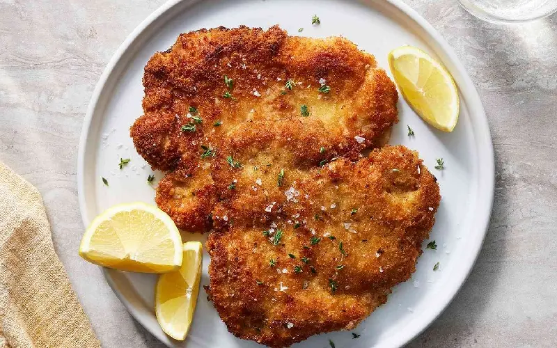 Kh&aacute;m ph&aacute; m&oacute;n thịt chi&ecirc;n Schnitzel kinh điển của Đức v&agrave; &Aacute;o 3