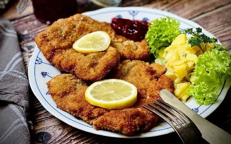 Kh&aacute;m ph&aacute; m&oacute;n thịt chi&ecirc;n Schnitzel kinh điển của Đức v&agrave; &Aacute;o 2